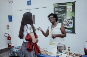 Lia Maria durante feira social promovida pelo SESC Duque de Caxias